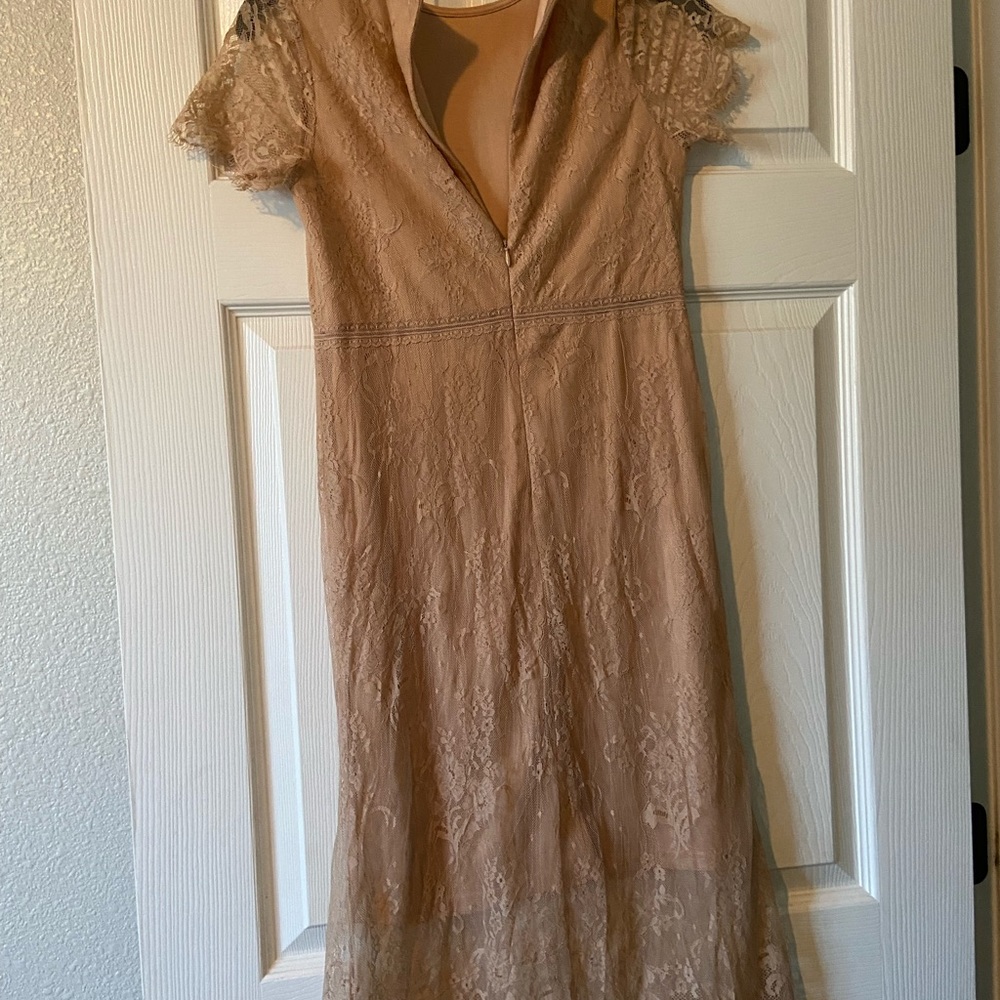 Peyton Bre tan lace dress